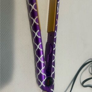 Chi‎ Flat Iron